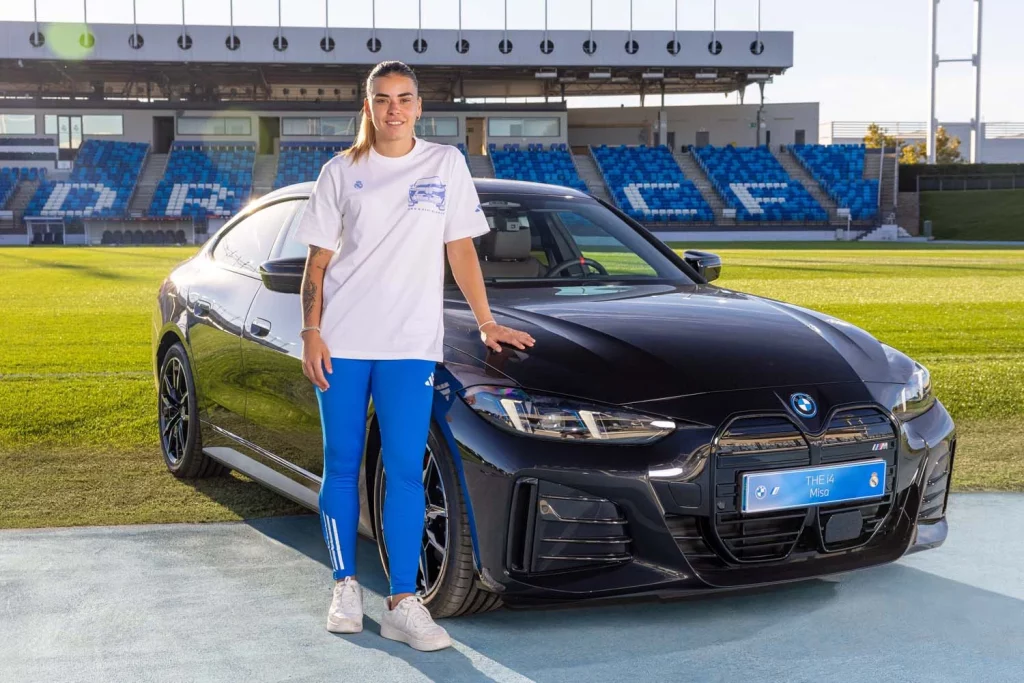 La plantilla del Real Madrid femenino ya conduce sus nuevos BMW: todas las fotos de las jugadoras con sus coches 5 Motor16 2025 BMW REAL MADRID FEMENINO49 Motor16