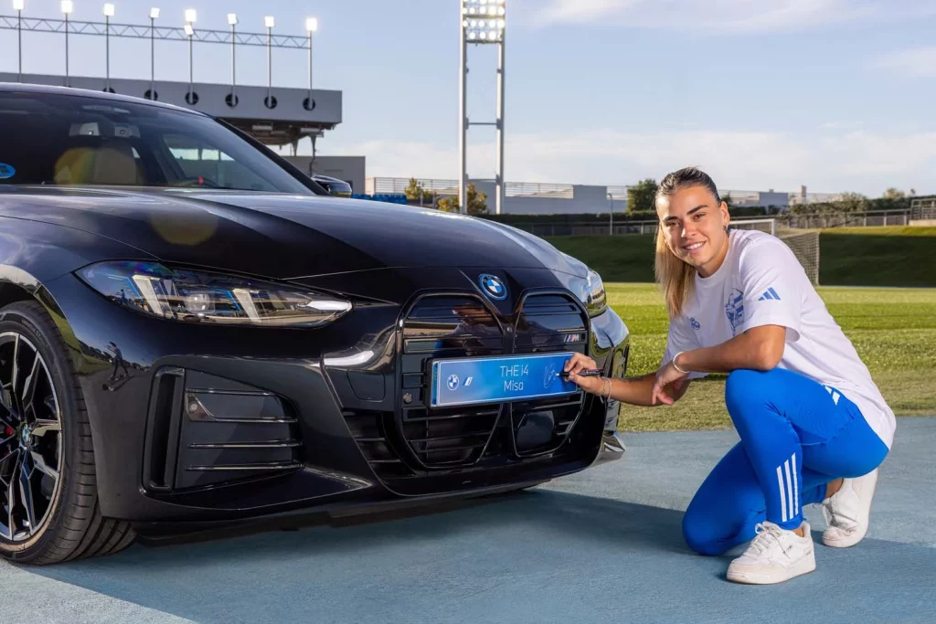 La plantilla del Real Madrid femenino ya conduce sus nuevos BMW: todas las fotos de las jugadoras con sus coches 52 Motor16 2025 BMW REAL MADRID FEMENINO50 Motor16