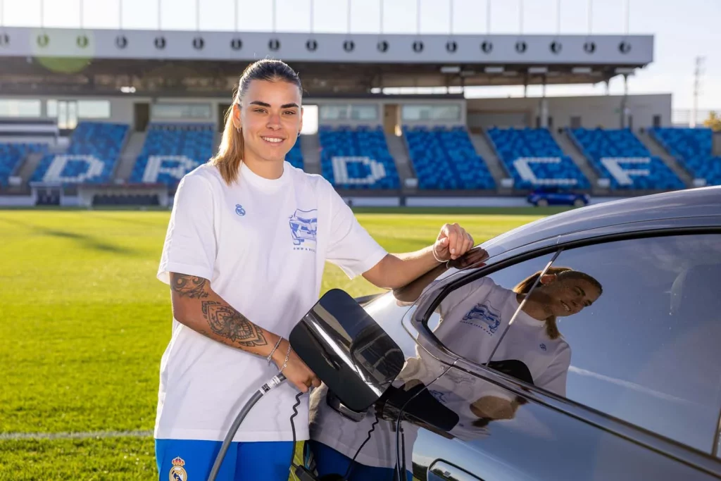 La plantilla del Real Madrid femenino ya conduce sus nuevos BMW: todas las fotos de las jugadoras con sus coches 53 Motor16 2025 BMW REAL MADRID FEMENINO51 Motor16