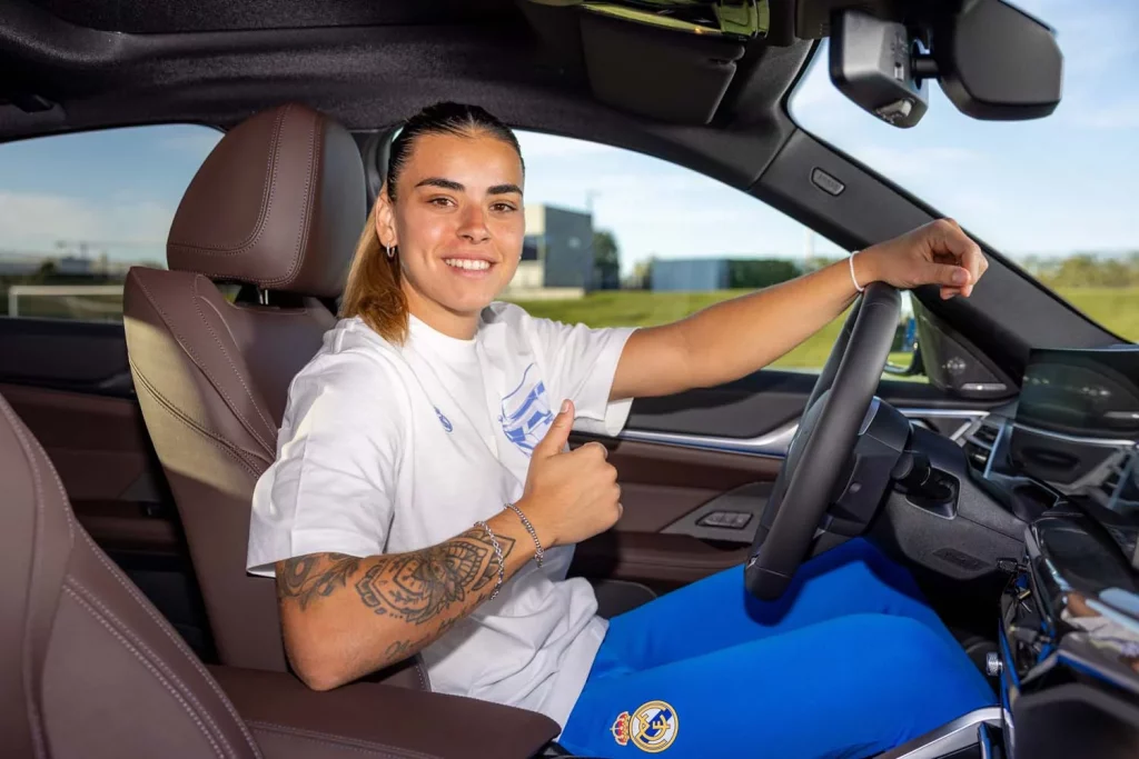 La plantilla del Real Madrid femenino ya conduce sus nuevos BMW: todas las fotos de las jugadoras con sus coches 54 Motor16 2025 BMW REAL MADRID FEMENINO52 Motor16