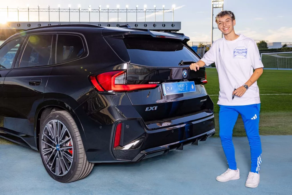 La plantilla del Real Madrid femenino ya conduce sus nuevos BMW: todas las fotos de las jugadoras con sus coches 60 Motor16 2025 BMW REAL MADRID FEMENINO58 Motor16