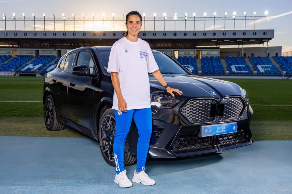 La plantilla del Real Madrid femenino ya conduce sus nuevos BMW: todas las fotos de las jugadoras con sus coches 61 Motor16 2025 BMW REAL MADRID FEMENINO59 Motor16