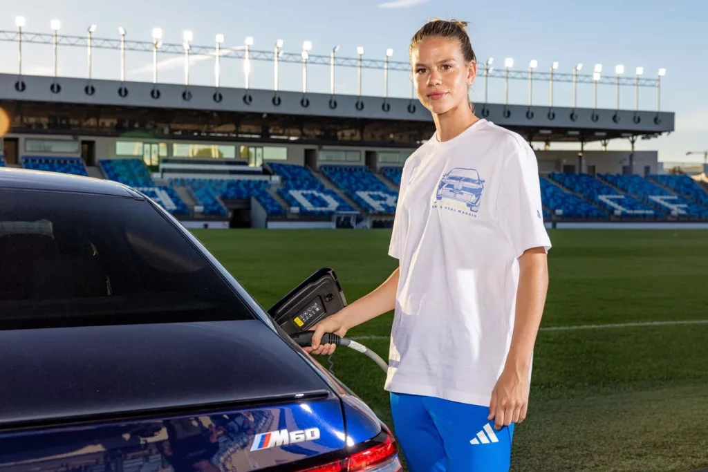 La plantilla del Real Madrid femenino ya conduce sus nuevos BMW: todas las fotos de las jugadoras con sus coches 10 Motor16 2025 BMW REAL MADRID FEMENINO6 Motor16