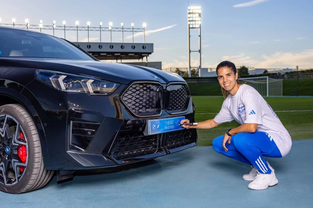 La plantilla del Real Madrid femenino ya conduce sus nuevos BMW: todas las fotos de las jugadoras con sus coches 62 Motor16 2025 BMW REAL MADRID FEMENINO60 Motor16