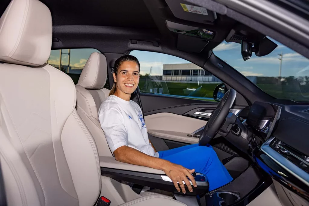 La plantilla del Real Madrid femenino ya conduce sus nuevos BMW: todas las fotos de las jugadoras con sus coches 63 Motor16 2025 BMW REAL MADRID FEMENINO61 Motor16
