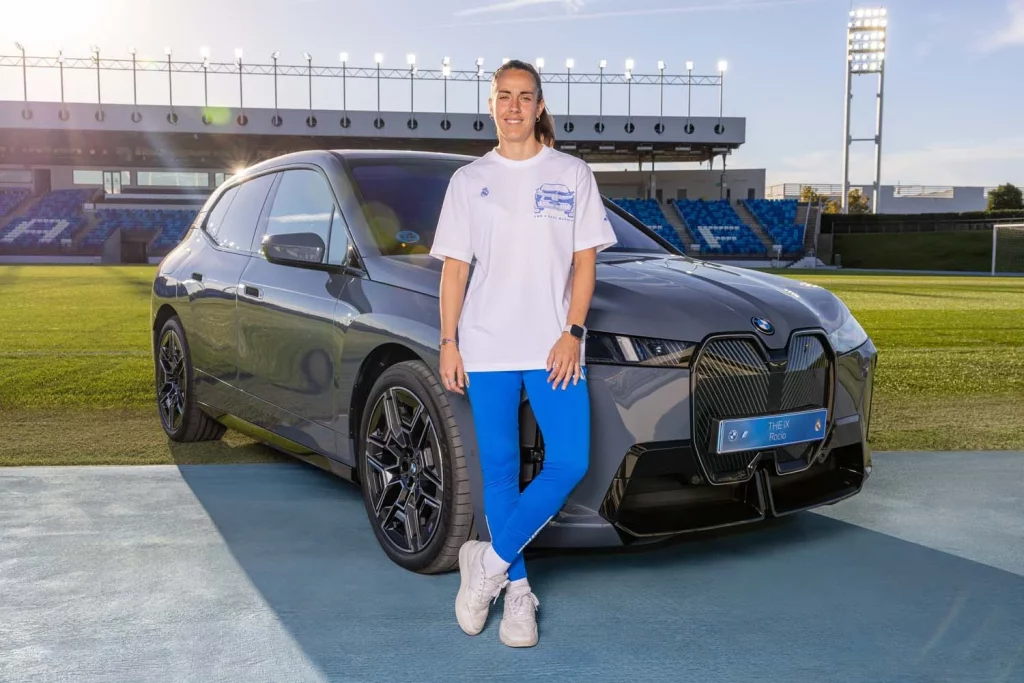 La plantilla del Real Madrid femenino ya conduce sus nuevos BMW: todas las fotos de las jugadoras con sus coches 64 Motor16 2025 BMW REAL MADRID FEMENINO62 Motor16