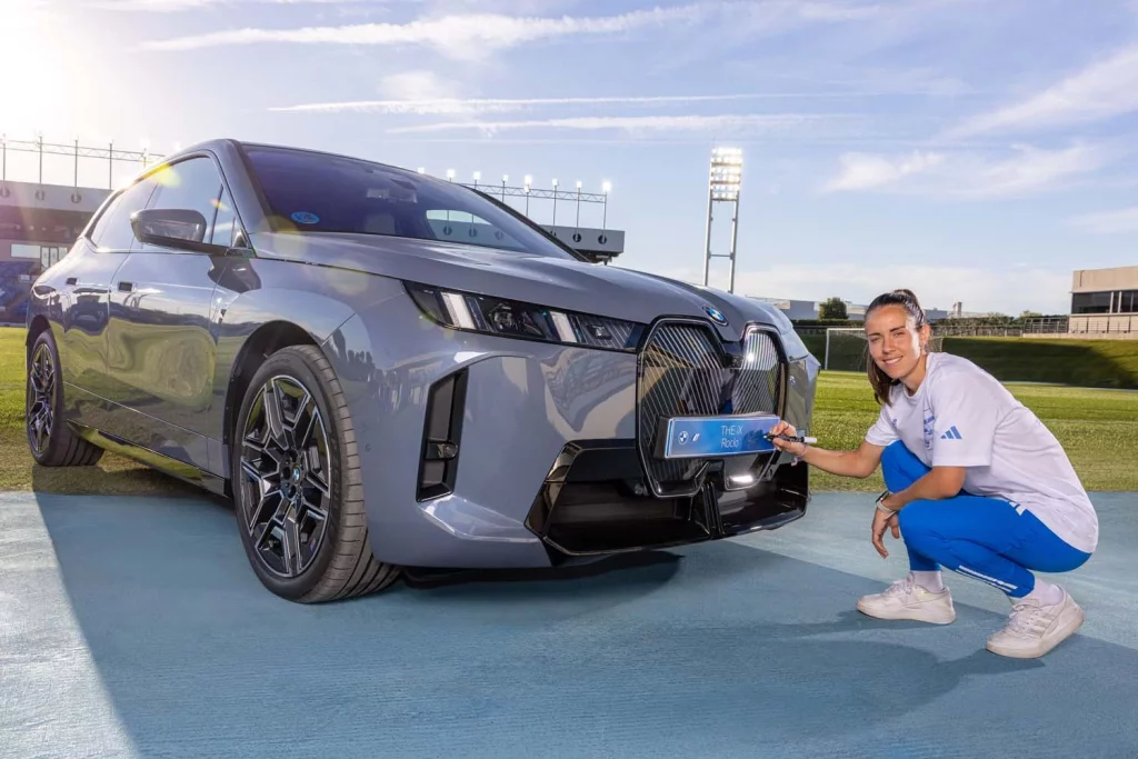 La plantilla del Real Madrid femenino ya conduce sus nuevos BMW: todas las fotos de las jugadoras con sus coches 65 Motor16 2025 BMW REAL MADRID FEMENINO63 Motor16