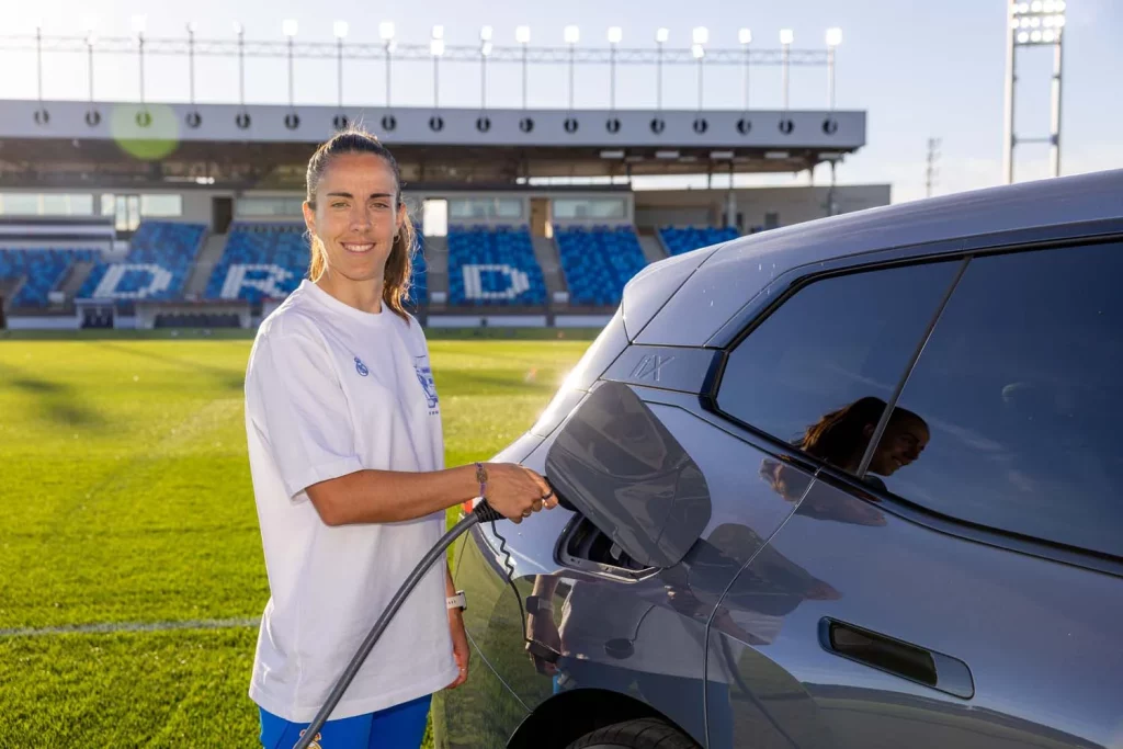 La plantilla del Real Madrid femenino ya conduce sus nuevos BMW: todas las fotos de las jugadoras con sus coches 66 Motor16 2025 BMW REAL MADRID FEMENINO64 Motor16