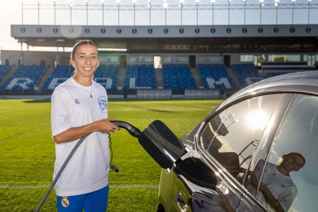 La plantilla del Real Madrid femenino ya conduce sus nuevos BMW: todas las fotos de las jugadoras con sus coches 68 Motor16 2025 BMW REAL MADRID FEMENINO66 Motor16