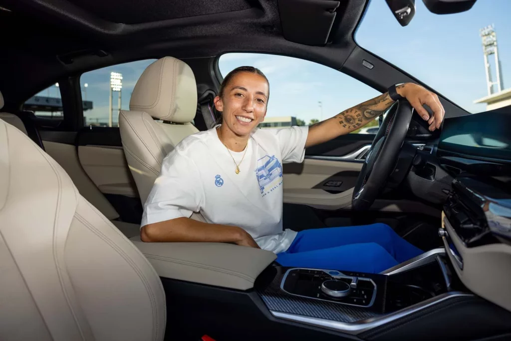 La plantilla del Real Madrid femenino ya conduce sus nuevos BMW: todas las fotos de las jugadoras con sus coches 70 Motor16 2025 BMW REAL MADRID FEMENINO68 Motor16