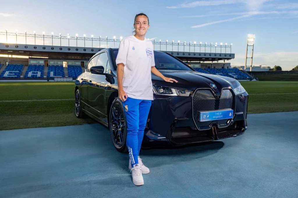 La plantilla del Real Madrid femenino ya conduce sus nuevos BMW: todas las fotos de las jugadoras con sus coches 11 Motor16 2025 BMW REAL MADRID FEMENINO7 Motor16