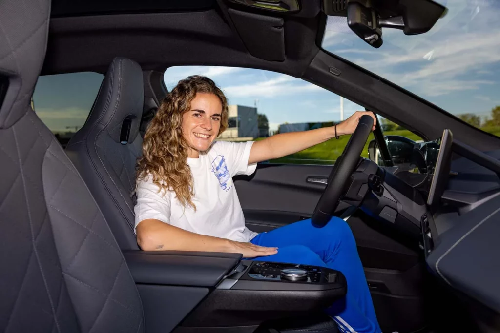 La plantilla del Real Madrid femenino ya conduce sus nuevos BMW: todas las fotos de las jugadoras con sus coches 73 Motor16 2025 BMW REAL MADRID FEMENINO72 Motor16