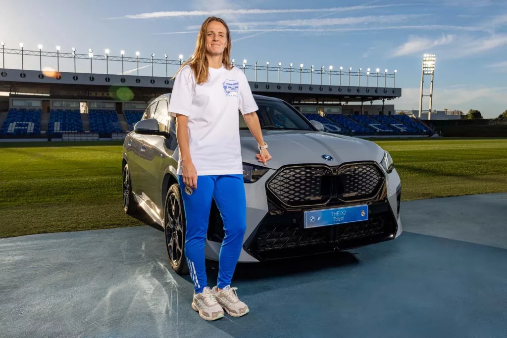 La plantilla del Real Madrid femenino ya conduce sus nuevos BMW: todas las fotos de las jugadoras con sus coches 74 Motor16 2025 BMW REAL MADRID FEMENINO73 Motor16