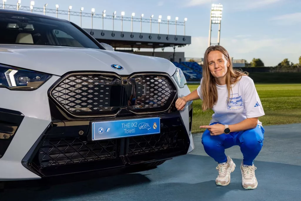 La plantilla del Real Madrid femenino ya conduce sus nuevos BMW: todas las fotos de las jugadoras con sus coches 75 Motor16 2025 BMW REAL MADRID FEMENINO74 Motor16