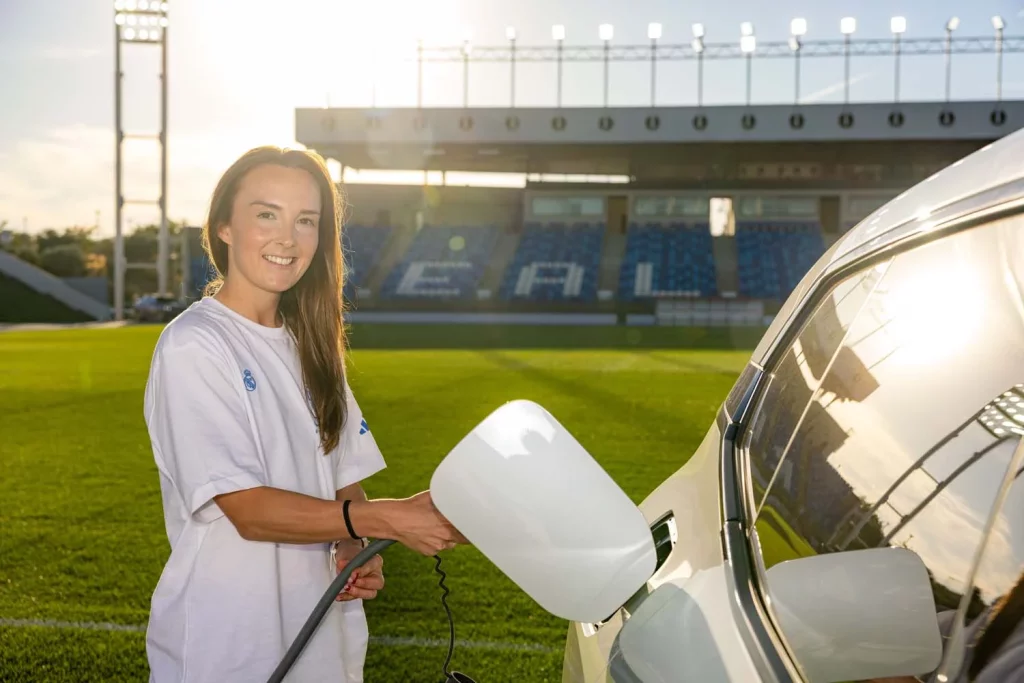 La plantilla del Real Madrid femenino ya conduce sus nuevos BMW: todas las fotos de las jugadoras con sus coches 77 Motor16 2025 BMW REAL MADRID FEMENINO77 Motor16