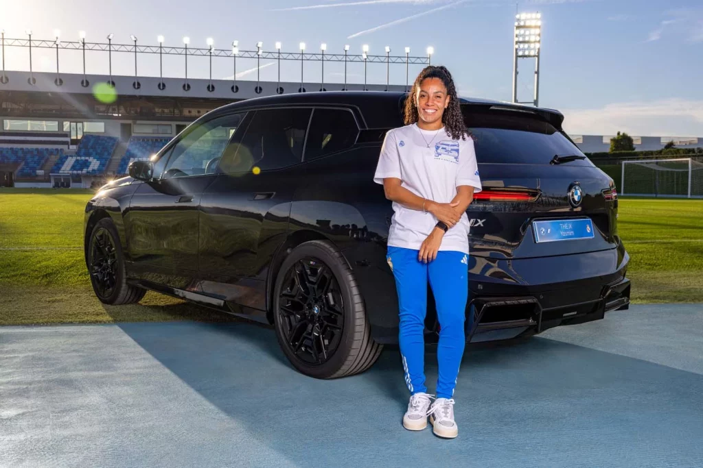 La plantilla del Real Madrid femenino ya conduce sus nuevos BMW: todas las fotos de las jugadoras con sus coches 79 Motor16 2025 BMW REAL MADRID FEMENINO79 Motor16