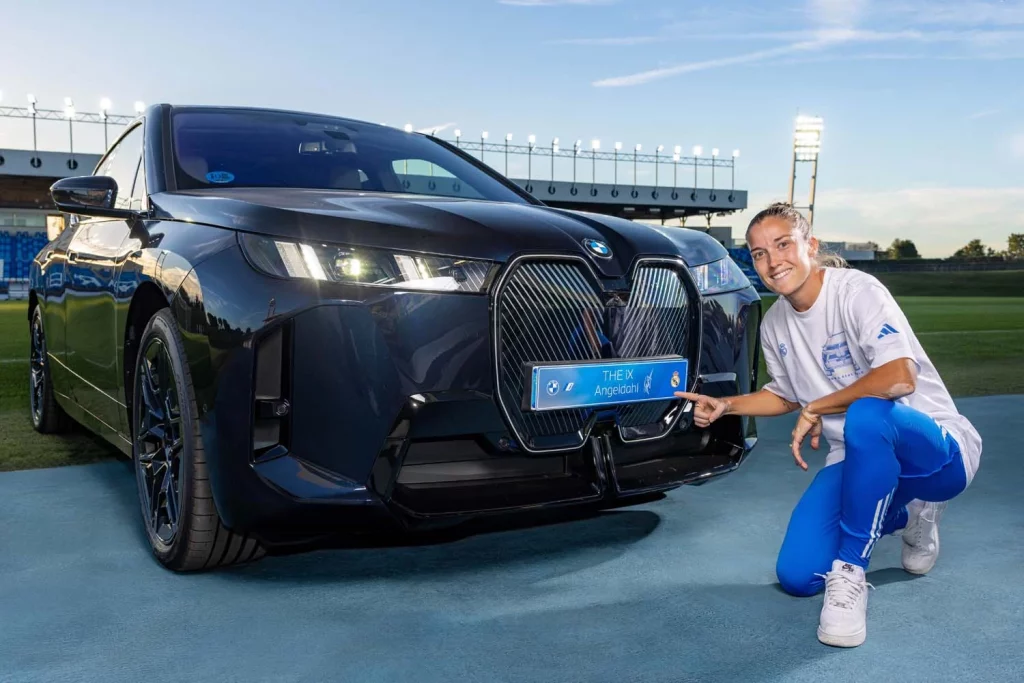 La plantilla del Real Madrid femenino ya conduce sus nuevos BMW: todas las fotos de las jugadoras con sus coches 12 Motor16 2025 BMW REAL MADRID FEMENINO8 Motor16