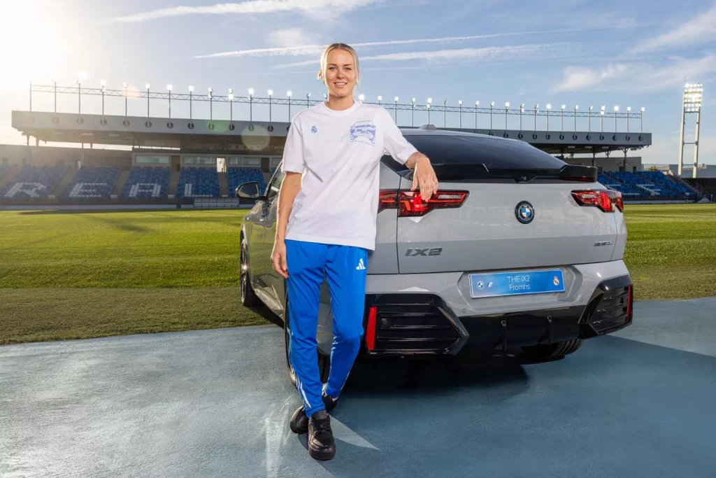 La plantilla del Real Madrid femenino ya conduce sus nuevos BMW: todas las fotos de las jugadoras con sus coches 82 Motor16 2025 BMW REAL MADRID FEMENINO82 Motor16