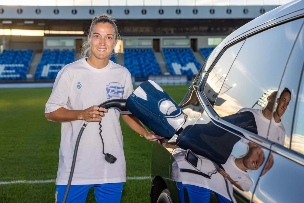 La plantilla del Real Madrid femenino ya conduce sus nuevos BMW: todas las fotos de las jugadoras con sus coches 13 Motor16 2025 BMW REAL MADRID FEMENINO9 Motor16