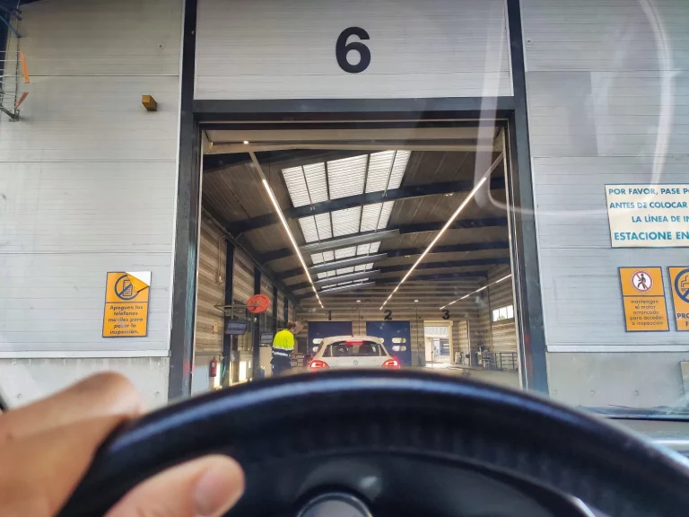 Que no te tiren en la ITV: 10 fallos que puedes detectar en tu casa y que te ahorran un disgusto