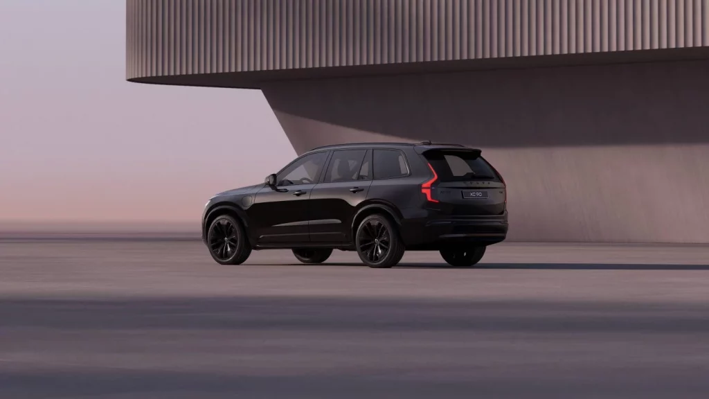 El sensacional Volvo XC90 saca su lado más siniestro desde 88.607 euros 2 Motor16 2025 Volvo XC90 Black Edition. Imagen trasera.