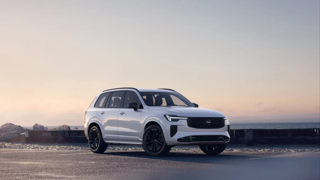 El sensacional Volvo XC90 saca su lado más siniestro desde 88.607 euros 1 Motor16 2025 Volvo XC90 Black Edition. Imagen blanco.