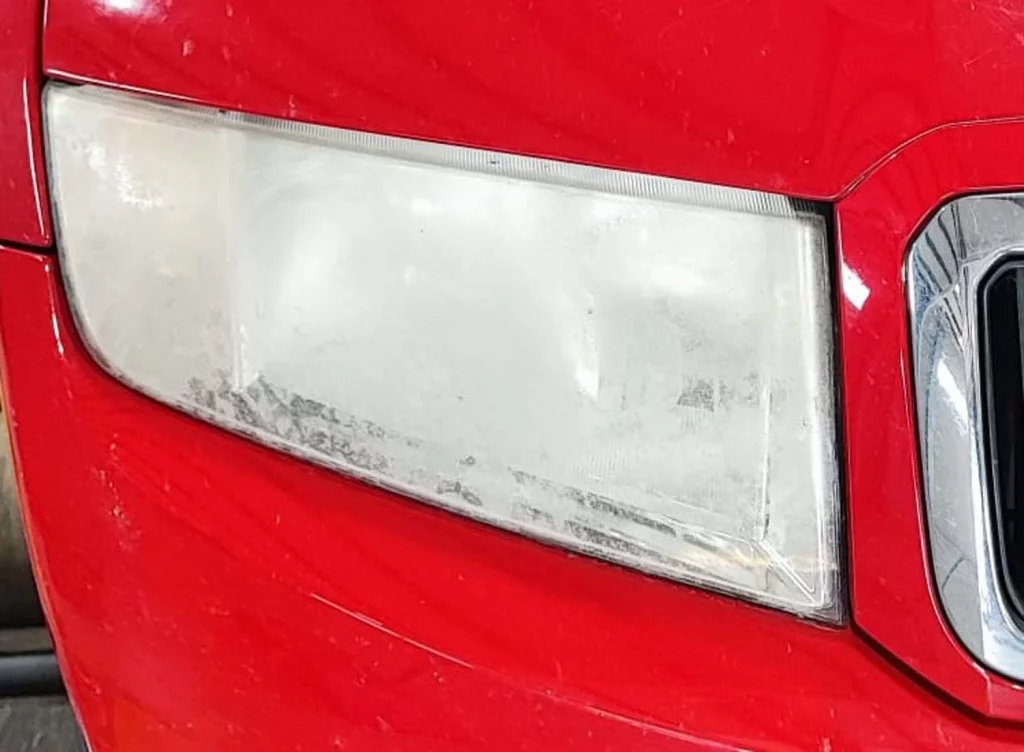 Fallos de alumbrado y señalización: el error que provoca el 22,6% de los suspensos en la ITV y que puedes evitar en minutos 2 Motor16 4 ALUMBRADO Faro opaco Motor16