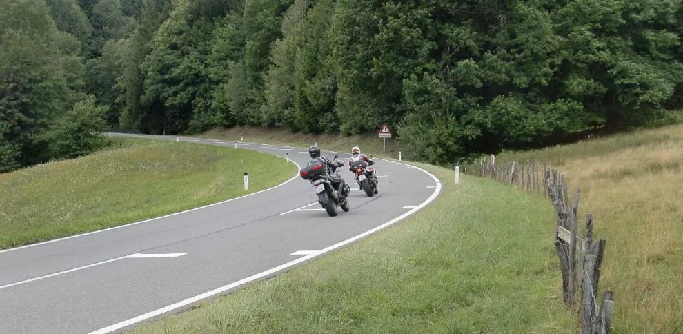 El último ensayo de la DGT son estas nuevas líneas en curvas peligrosas con las que buscan reducir los accidentes de moto un 30% 2 Motor16 nuevas marcas viales dgt motoristas