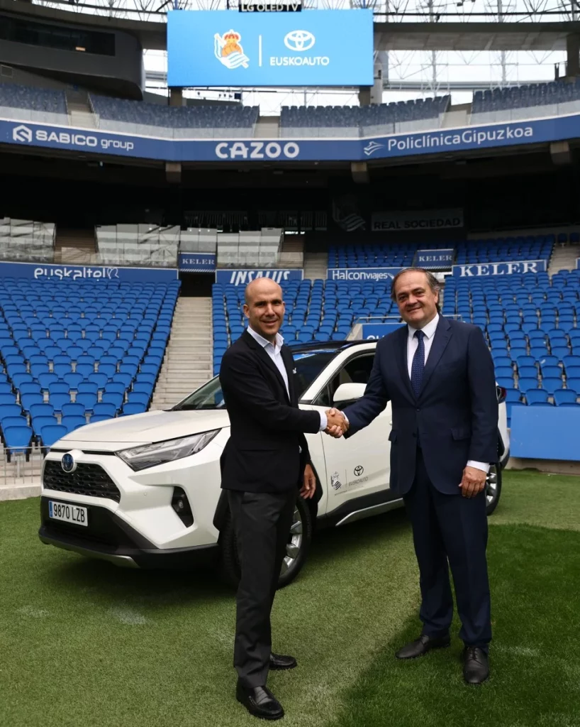 Toyota amplía su alianza con la Real Sociedad hasta 2028 y hay descuentos para los socios 3 Motor16 ACUERDO REALSOCIEDAD TOYOTAESKAUTO 2022 Motor16