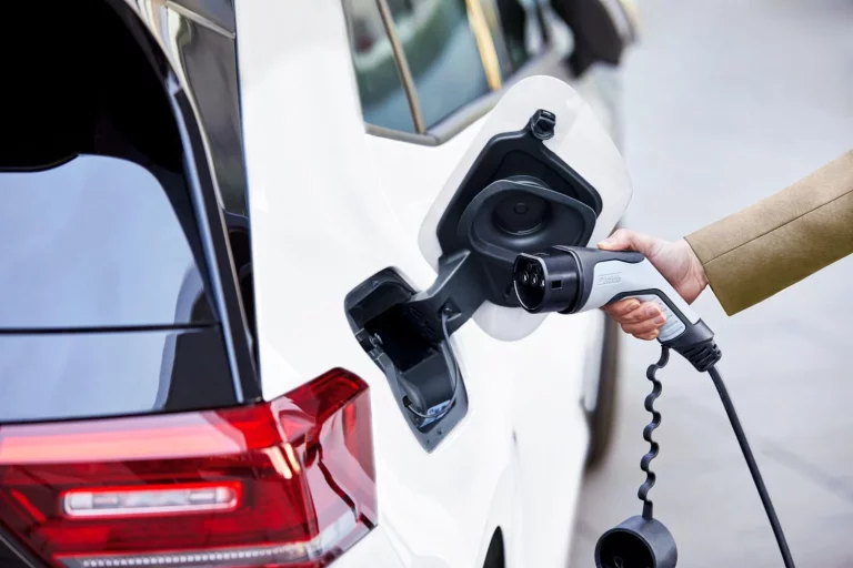 La subida del precio combustible disparó un 38% las ventas de coches eléctricos en Europa en abril de 2026