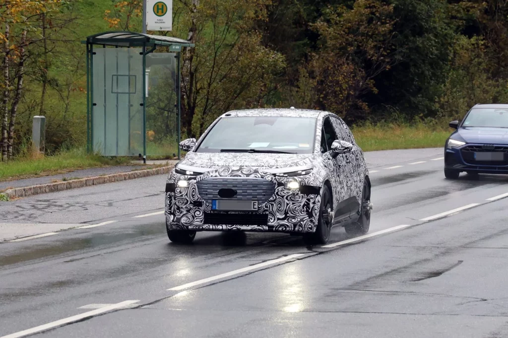El Audi Q2 e-tron y A2 e-tron ya muestran sus formas. Con homenaje incluido 4 Motor16 Audi A2 e tron Q2 e tron camuflado 1 Motor16