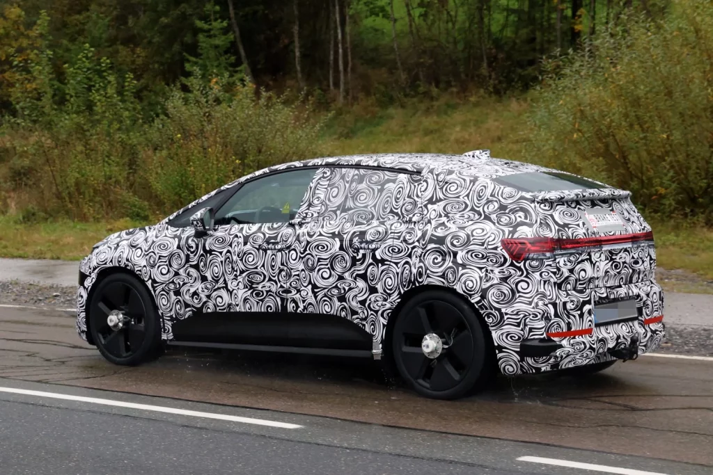 El Audi Q2 e-tron y A2 e-tron ya muestran sus formas. Con homenaje incluido 2 Motor16 Audi A2 e tron Q2 e tron camuflado 11 Motor16