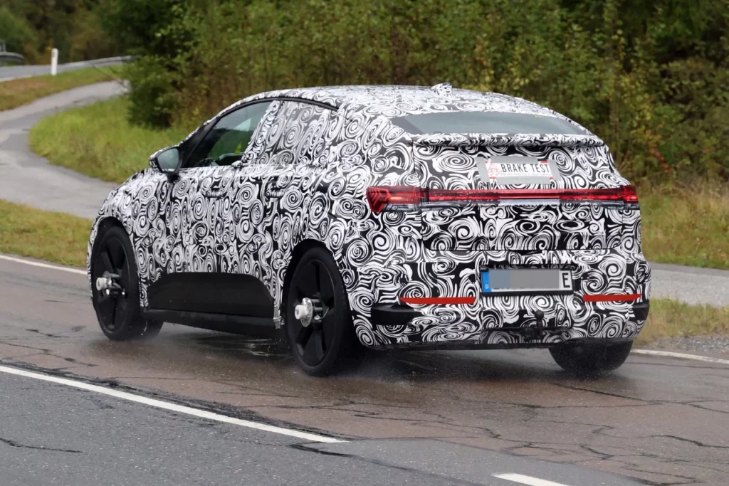 El Audi Q2 e-tron y A2 e-tron ya muestran sus formas. Con homenaje incluido 16 Motor16 Audi A2 e tron Q2 e tron camuflado 13 Motor16
