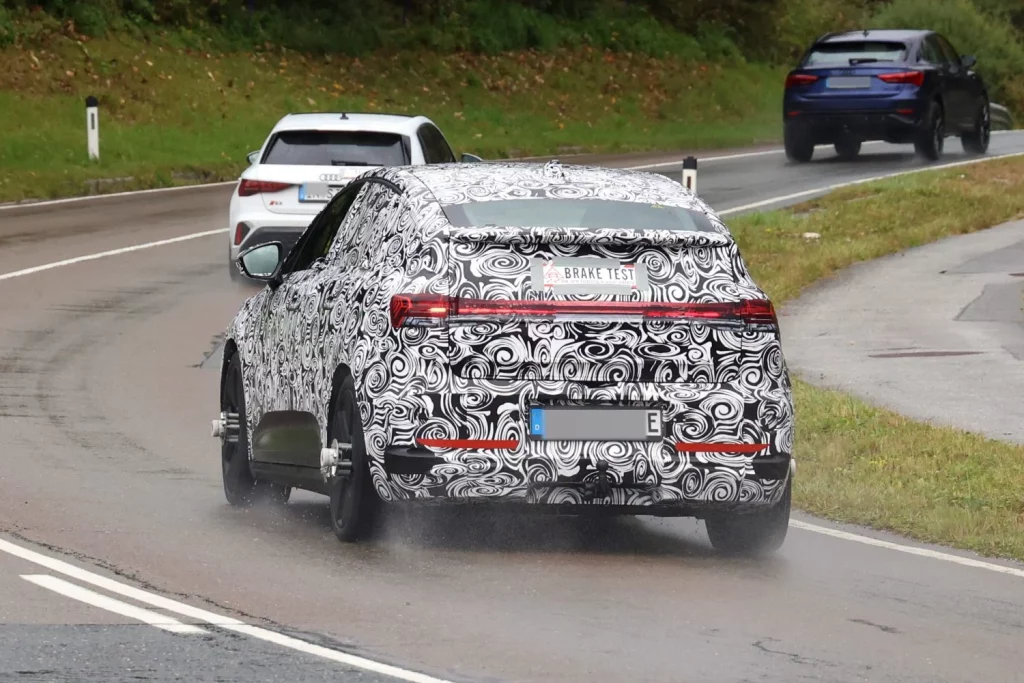 El Audi Q2 e-tron y A2 e-tron ya muestran sus formas. Con homenaje incluido 17 Motor16 Audi A2 e tron Q2 e tron camuflado 15 Motor16
