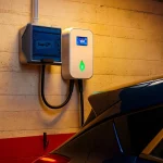 Lucía (52), abogada: «Si vas a instalar un cargador para tu coche eléctrico, lee el artículo 17.5 de la Ley de Propiedad Horizontal»
