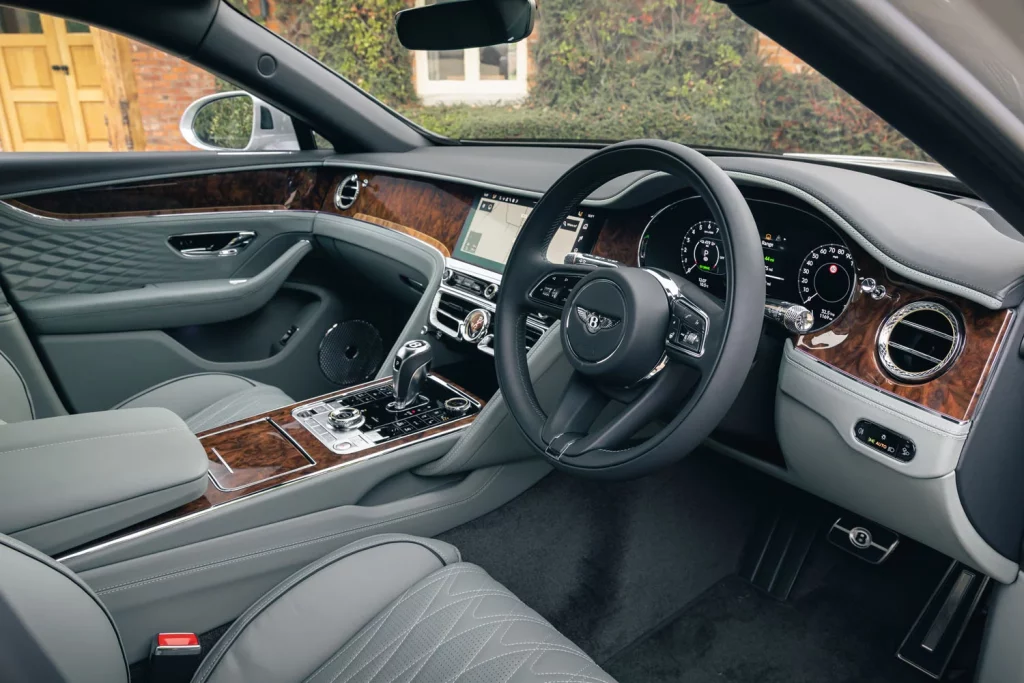 Bentley celebra tres hitos históricos con una exclusiva trilogía del Flying Spur 1 Motor16 BENTLEY Sedan Anniversaries T Series Interior 2 Motor16