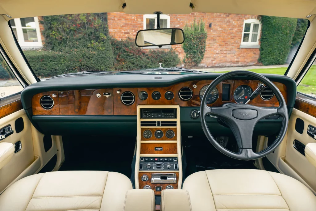 Bentley celebra tres hitos históricos con una exclusiva trilogía del Flying Spur 6 Motor16 BENTLEY Sedan Anniversaries Turbo R Interior 1 Motor16