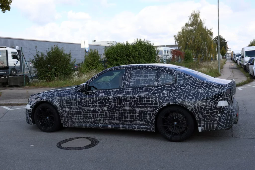 'Cazado' el BMW M3 de combustión, que seguirá una generación más 14 Motor16 BMW M3 2027 12 Motor16