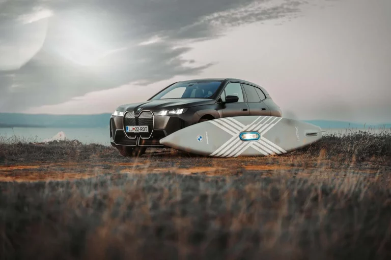 BMW se lanza al agua con una tabla de paddle surf eléctrica y autoinfable