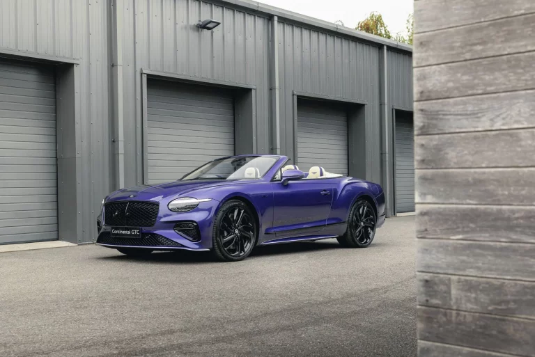 Un Bentley violeta, de encargo, para desafiar lo convencional