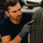 Alberto (44), experto en neumáticos: ‘Las ruedas de tu coche indican su duración. Sólo tienes que mirar en el lugar correcto’