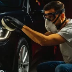 Jesús (29), experto en detailing: «Esta máquina cuesta 3 euros, pero te va a dejar la pintura como una lija»