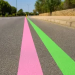 La DGT desvela todas las dudas sobre las nuevas líneas verdes y rosas que han llegado al asfalto