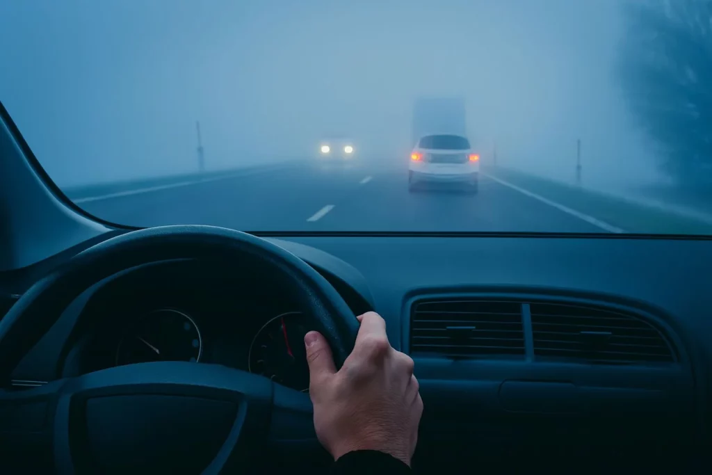 Marta (37), profesora de autoescuela: "Conduciendo con niebla es realmente complicado entender lo que hacen los conductores con las luces" 40 Motor16 conducir con niebla