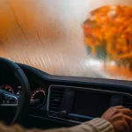 Cómo evitar que se empañen los cristales del coche en otoño