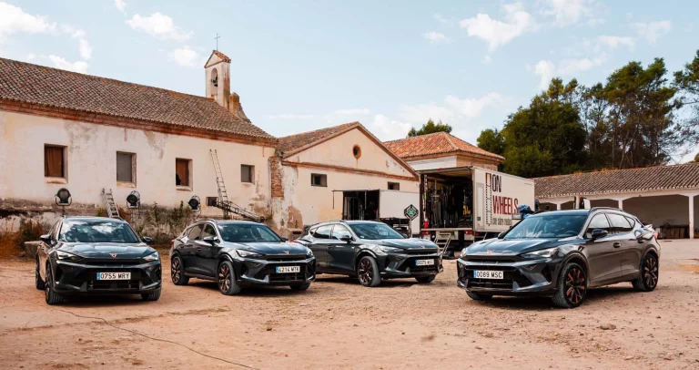 Cupra se cuela en el nuevo rodaje de los Javis, la esperada película «La bola negra»