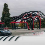 El gigante de acero que rinde tributo al Porsche 911 en Leipzig
