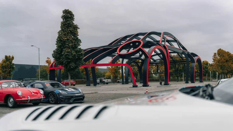 El gigante de acero que rinde tributo al Porsche 911 en Leipzig
