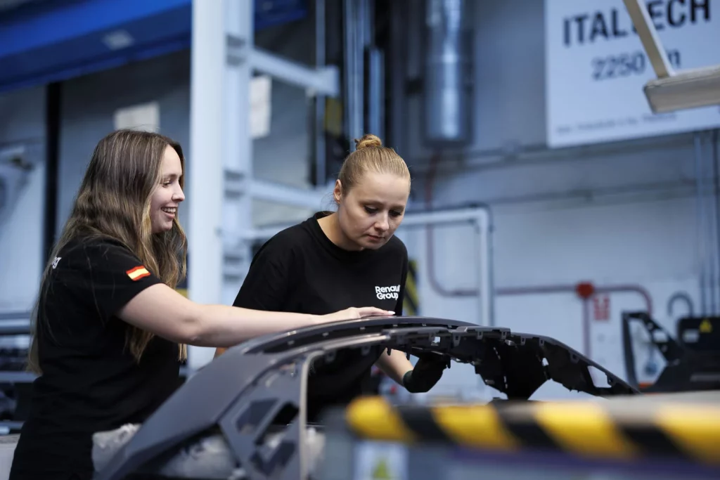 Carrocerías Renault: seis décadas forjando el futuro del automóvil en España 5 Motor16 FABRICA CARROCERIAS RENAULT 3.Inyeccion de plasticos 1 Motor16