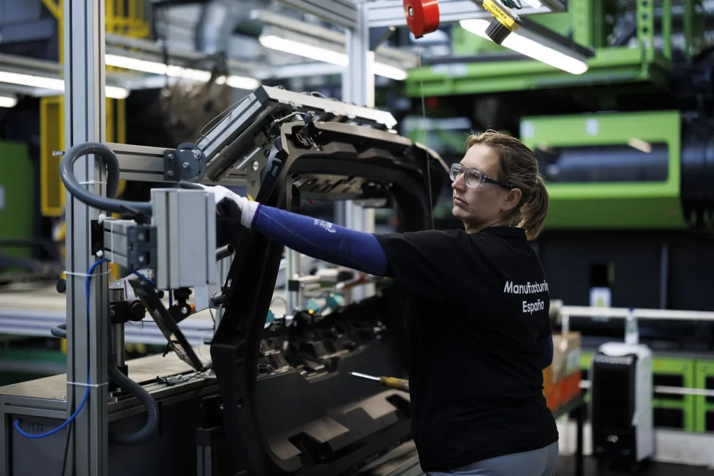 Carrocerías Renault: seis décadas forjando el futuro del automóvil en España 15 Motor16 FABRICA CARROCERIAS RENAULT 3.Inyeccion de plasticos 6 Motor16